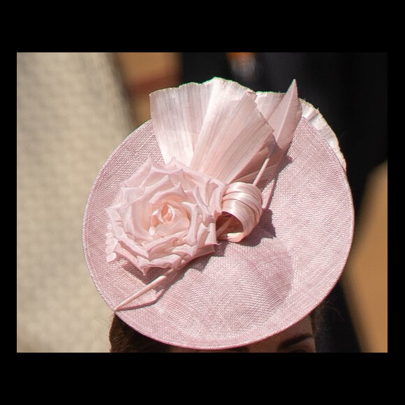Detalhes do look de Kate Middleton: fascinator em tom de rosa suave