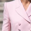 Detalhes do look de Kate Middleton: botões, gola e manga comprida no vestido de alfaiataria