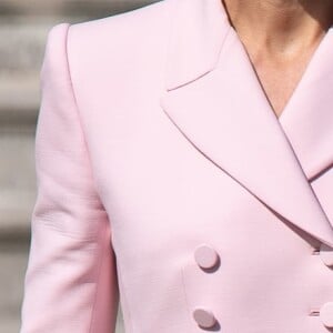 Detalhes do look de Kate Middleton: botões, gola e manga comprida no vestido de alfaiataria