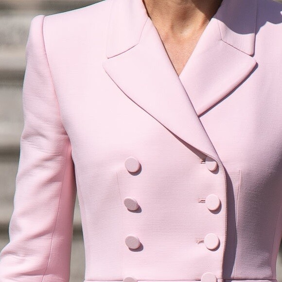 Detalhes do look de Kate Middleton: botões, gola e manga comprida no vestido de alfaiataria
