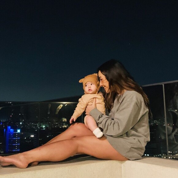 Sabrina Sato encanta a web ao vestir filha com touca de raposa em foto nesta quarta-feira, dia 22 de maio de 2019