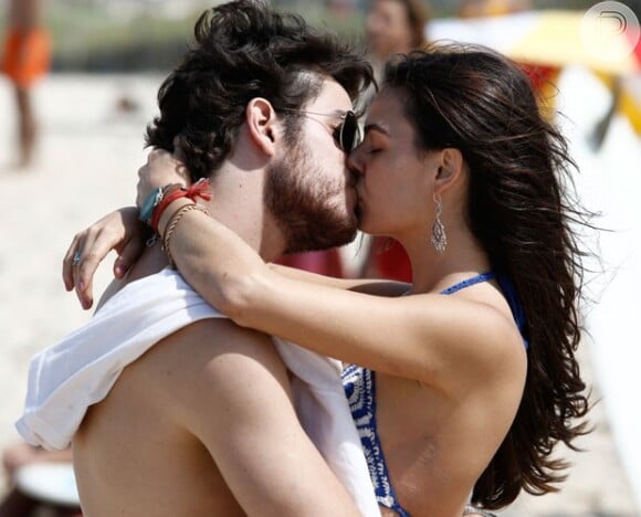 Sandra (Isis Valverde) e Rafael (Marco Pigossi) estavam namorando, apaixonados, em 'Boogie Oogie'