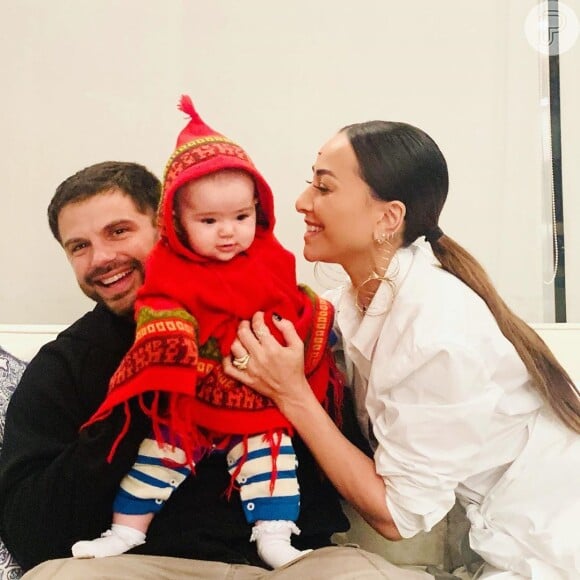 Sabrina Sato compartilhou um clique recente da filha, Zoe, com poncho vermelho
