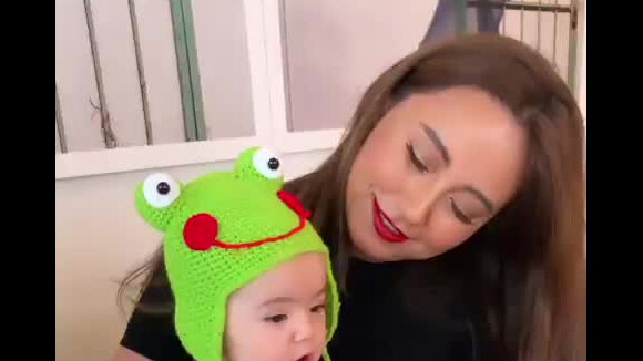 Irmã de Sabrina Sato posa com a sobrinha, Zoe, em vídeo