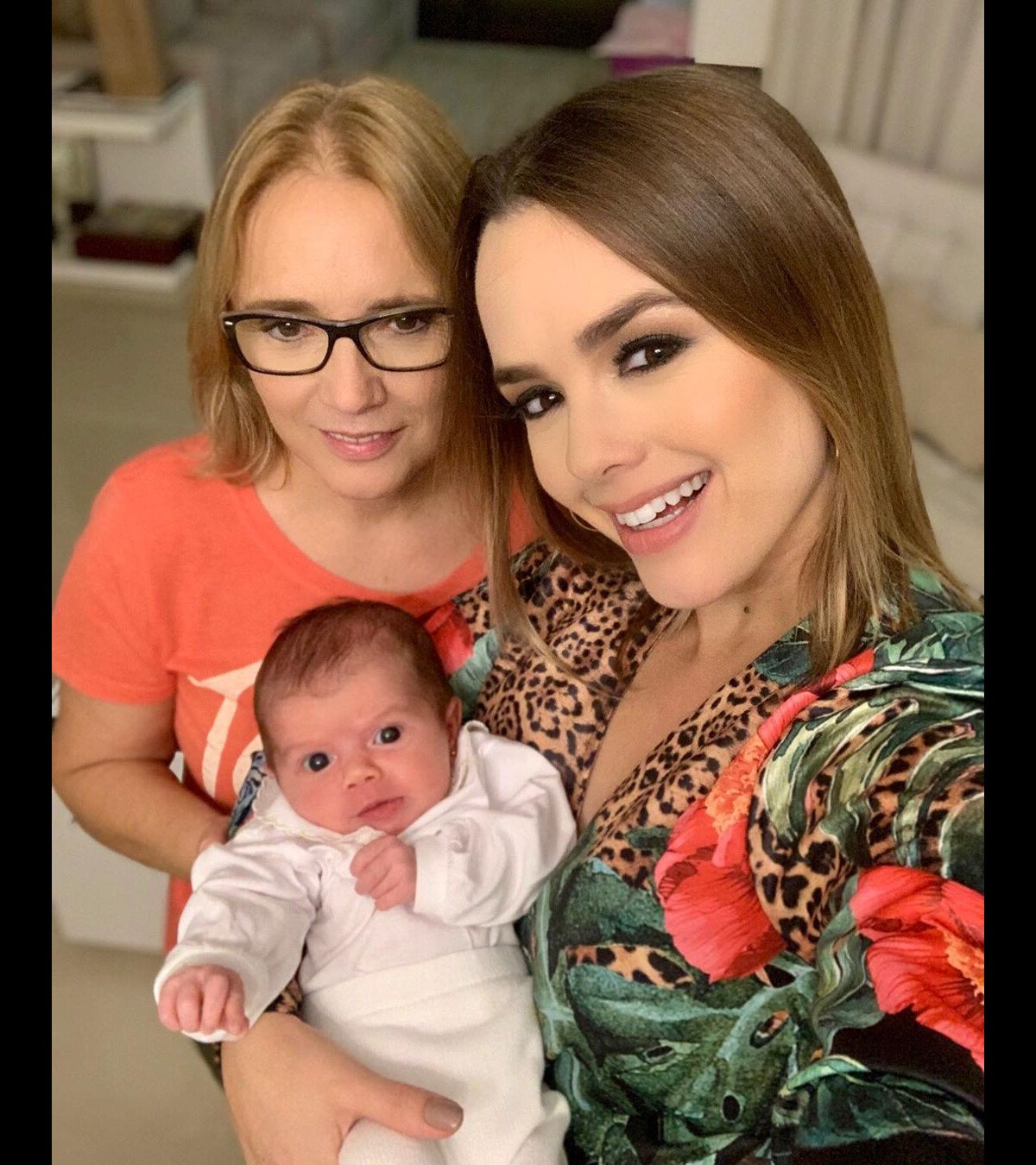 Foto Thaeme Posou Com A Filha Liz E Sua Mãe Suely No Dia Das Mães Purepeople 3793