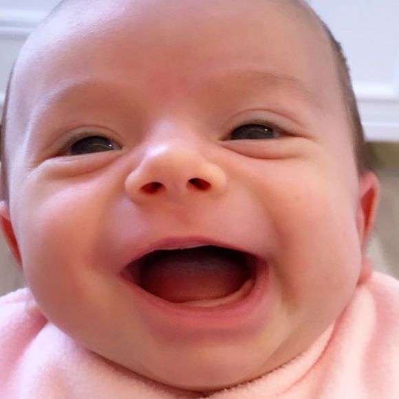 Thaeme mostrou, depois do vídeo, uma foto da filha, Liz, sorrindo já acordada