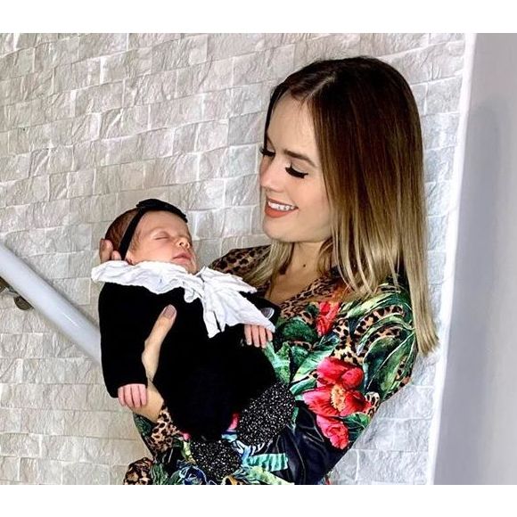 Thaeme mostra a filha, Liz, sorrindo durante o sono em vídeo postado no Instagram Stories