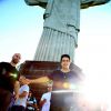Austin Mahone visita o Cristo Redentor, no Rio, e posa para fotos