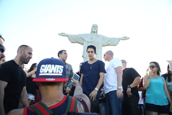 Austin Mahone faz selfie em visita ao Cristo Redentor, no Rio