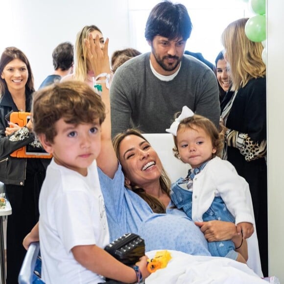 Patricia Abravanel é casada com o deputado federal Fabio Faria, com quem tem 3 filhos