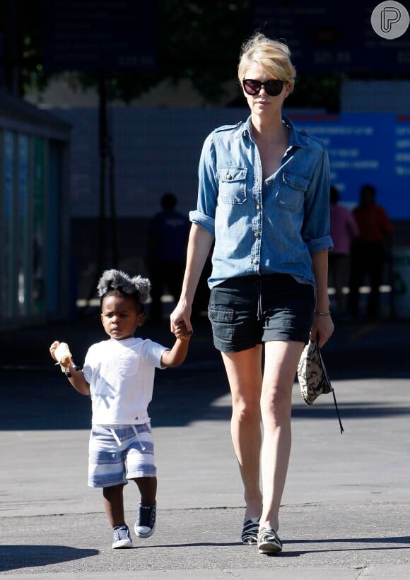 Charlize Theron é mãe adotiva de Jackson desde 2012
