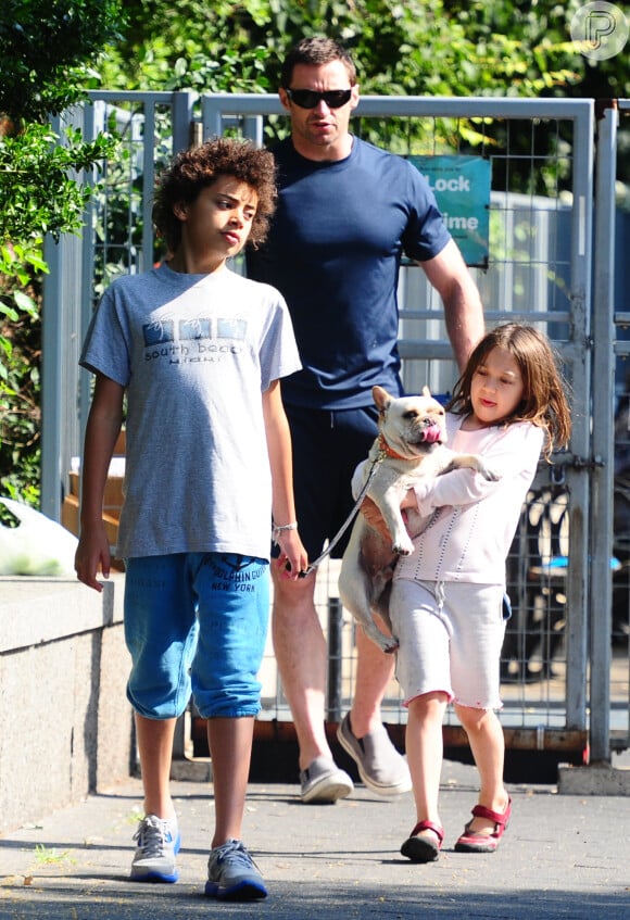 Hugh Jackman é pai adotivo de Ava e Oscar