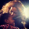 Madonna em um momento de carinho com sua filha Mercy James