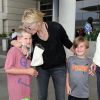 Sharon Stone é mãe de três meninos adotivos. Nesta foto a atriz aparece ao lado de Laird, de 9 anos, em quem dá um beijo carinhoso, e Quinn, de 8 anos