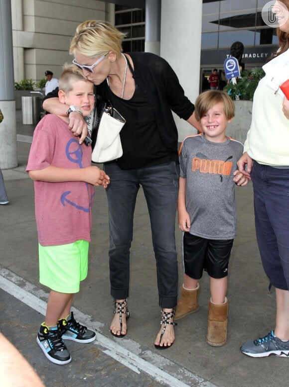 Sharon Stone é mãe de três meninos adotivos. Nesta foto a atriz aparece ao lado de Laird, de 9 anos, em quem dá um beijo carinhoso, e Quinn, de 8 anos