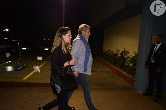 Tânia Mara e o marido, Jayme Monjardim, chegam ao velório de Pedro Almeida, filho de Manoel Carlos