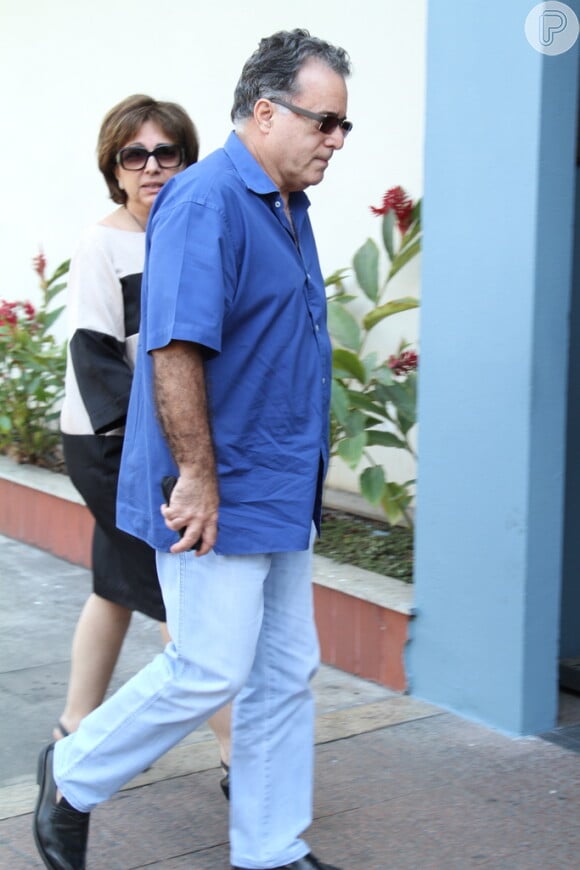 Tony Ramos chega ao velório de Pedro Almeida, filho de Manoel Carlos, acompanhado da mulher, Lidiane Barbosa, no Rio