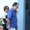 Tony Ramos chega ao velório de Pedro Almeida, filho de Manoel Carlos, acompanhado da mulher, Lidiane Barbosa
