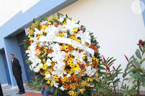 Angélica e Luciano Huck enviaram coroa de flores no velório de Pedro Almeida, filho do autor da Globo Manuel Carlos