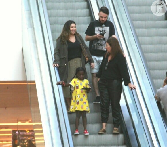 Títi, filha de Gio Ewbank e Bruno Gagliasso, foi ao shopping com vestido amarelo e tênis vermelho