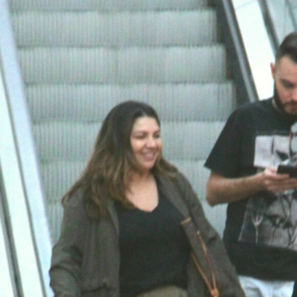 Títi, filha de Gio Ewbank e Bruno Gagliasso, foi ao shopping com vestido amarelo e tênis vermelho