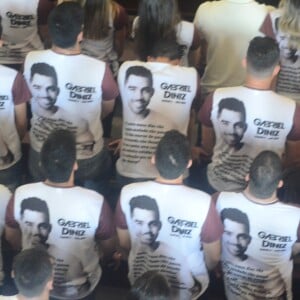 Amigos e familiares usaram uma camisa em homenagem ao cantor, que morreu em um acidente aéreo