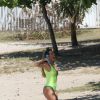 Deborah Secco brinca em ensaio na praia da Barra da Tijuca