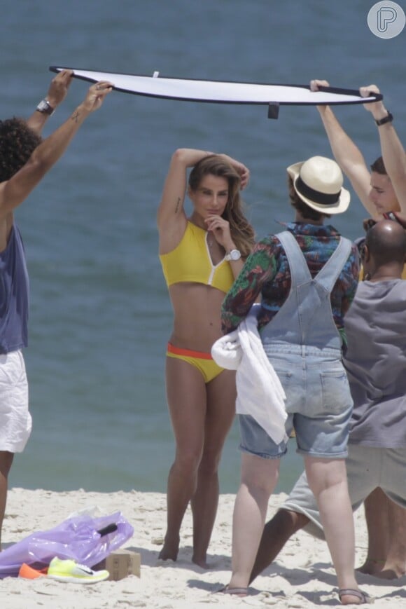 Deborah Secco posa de biquíni durante ensaio na praia da Barra da Tijuca