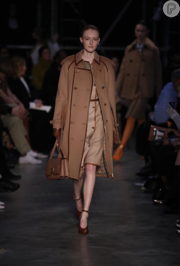 Uma lady perfeita: look todo em bege com saia mídi e trench coat por quem sabe fazer, da Burberry