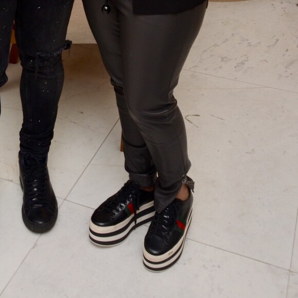 Maiara chamou atenção ao surgir de tênis plataforma Gucci em evento