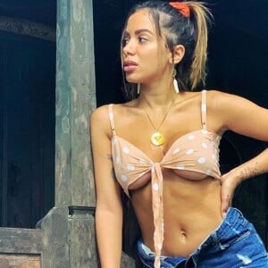 Anitta compartilhou foto com look ousado em férias em Bali