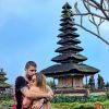 Anitta e Pedro Scooby assumiram o namoro durante a viagem a Bali