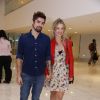 A atriz namora o artista plástico Flávio Rossi e faz questão de declarar que vive boa fase, 'o namoro está ótimo'