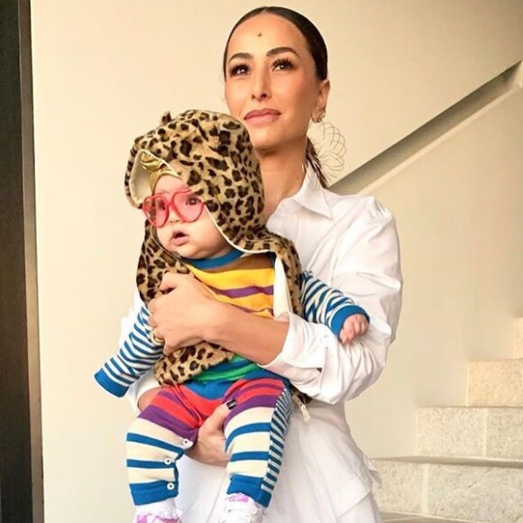 É o bicho! Sabrina Sato se inspira em animais e escolhe look de tigre e unicórnio para a filha, Zoe, se proteger do frio de São Paulo.