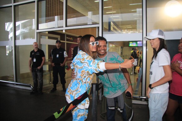 Anitta faz selfie com fã em aeroporto no Rio de Janeiro
