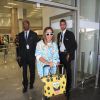 Anitta usou óculos de sol e mala Louis Vuitton