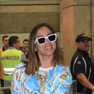 Anitta combinou um conjunto azul estampado Moschino com bolsa da mesma marca com estampa do Bob Esponja