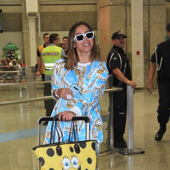 Anitta combinou um conjunto azul estampado Moschino com bolsa da mesma marca com estampa do Bob Esponja