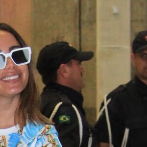 Anitta, com look grifado dos pés a cabeça, desembarca no Rio após férias na Indonésia