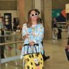 Anitta postou para paparazzo sorridente com look Moschino e Louis Vuitton
