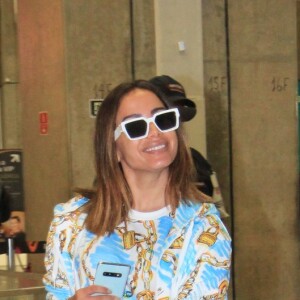 Anitta postou para paparazzo sorridente com look Moschino e Louis Vuitton