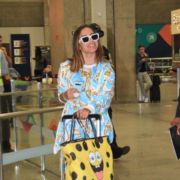 Anitta postou para paparazzo sorridente com look Moschino e Louis Vuitton