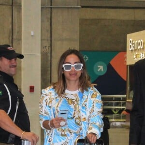 Anitta apostou em um look despojado de R$ 20 mil ao desembarcar no Rio de Janeiro