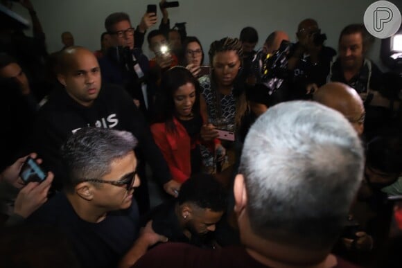 Neymar não falou com a imprensa ao chegar na delegacia para seu depoimento