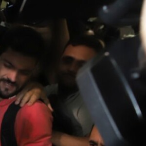 Neymar, de muletas, presta depoimento em delegacia e causa tumulto no local
