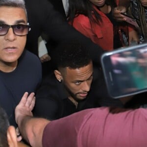 Neymar causou tumulto ao chegar na delegacia para prestar depoimento