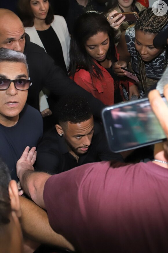 Neymar causou tumulto ao chegar na delegacia para prestar depoimento