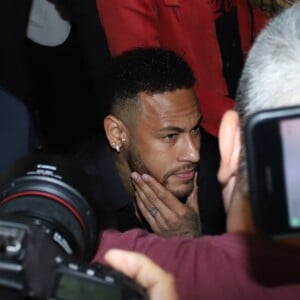 Neymar falou com a imprensa ao deixar a delegacia e agradeceu o apoio de fãs