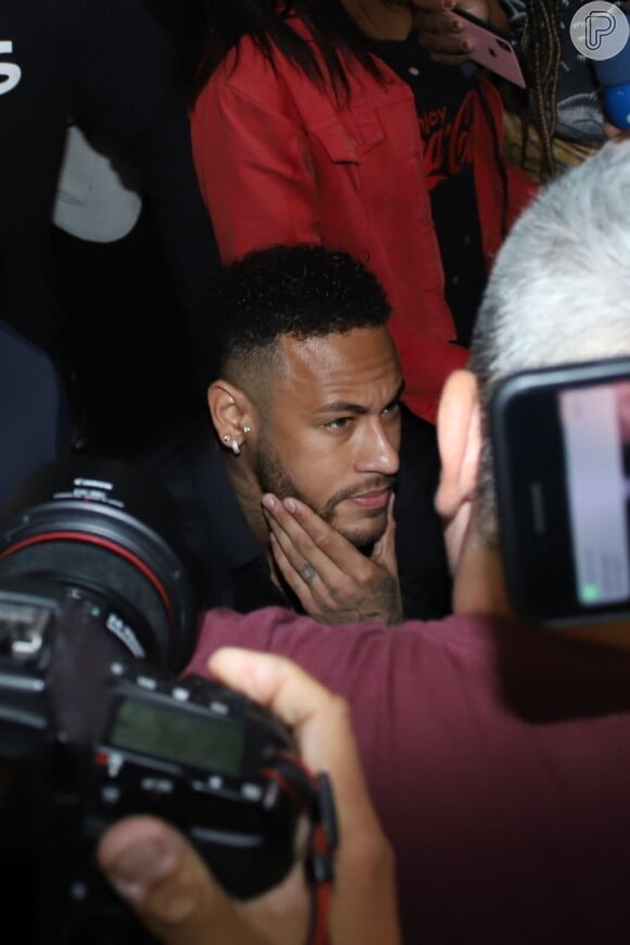 Neymar falou com a imprensa ao deixar a delegacia e agradeceu o apoio de fãs