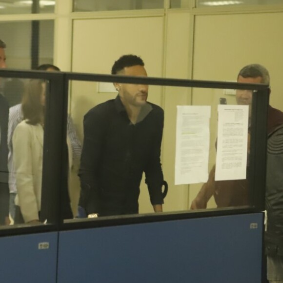 Neymar viajou para o Rio de Janeiro para dar sua versão sobre as fotos vazadas nas redes sociais